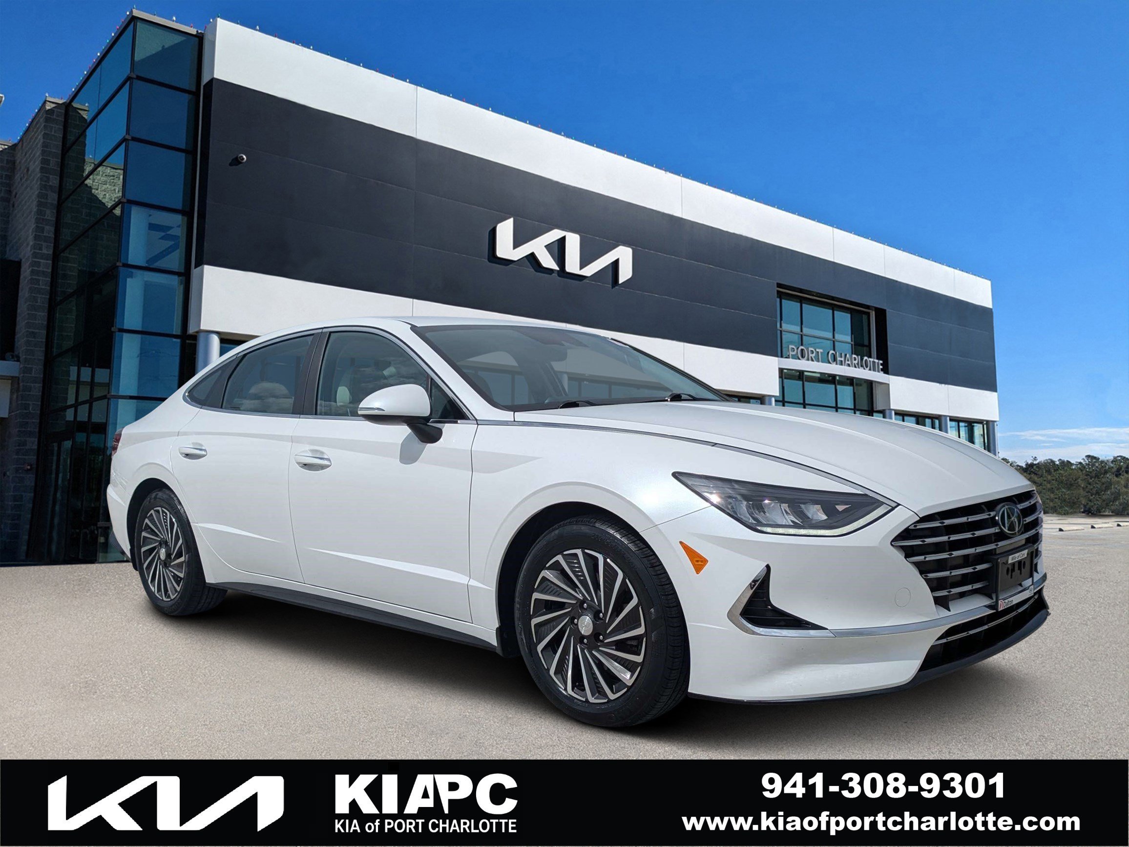 Used 2021 Hyper White Hyundai SEL image 1