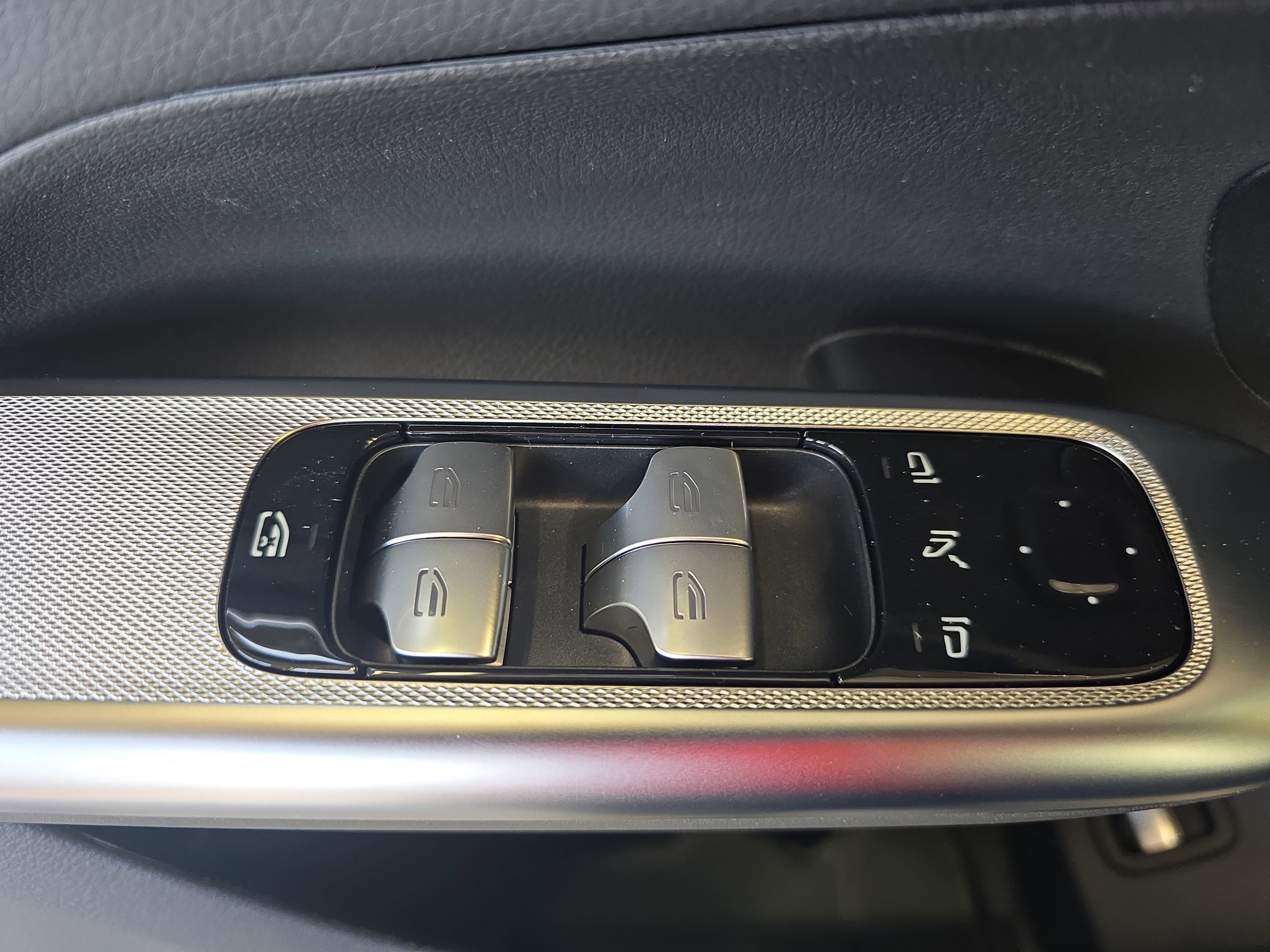 New 2026 Graphite Grey Metallic Mercedes-Benz GLC300 image 28
