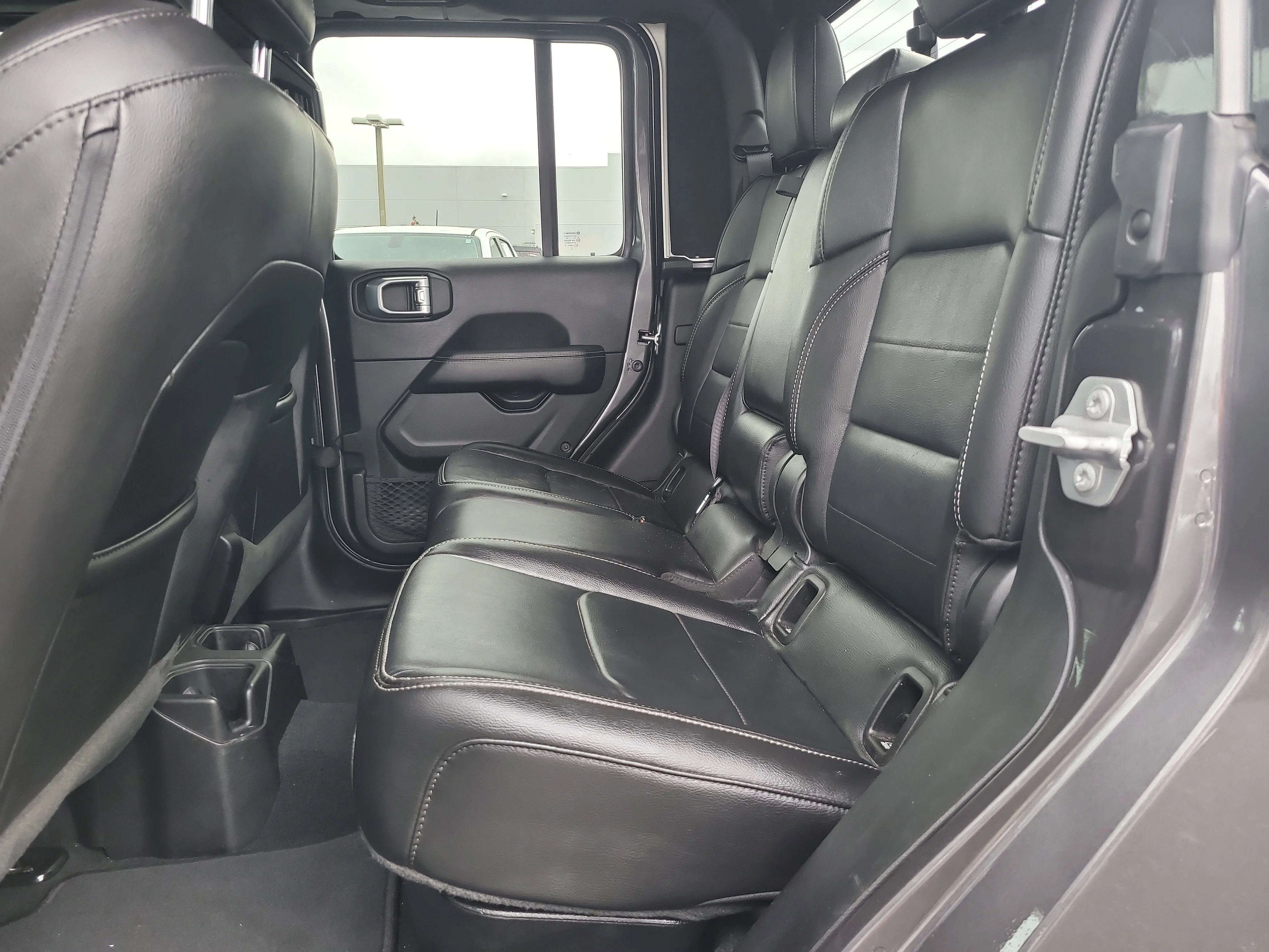 Used 2022 Granite Crystal Metallic Clearcoat Jeep Overland image 12