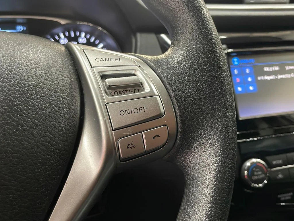 Used 2015 Silver Nissan SV image 17