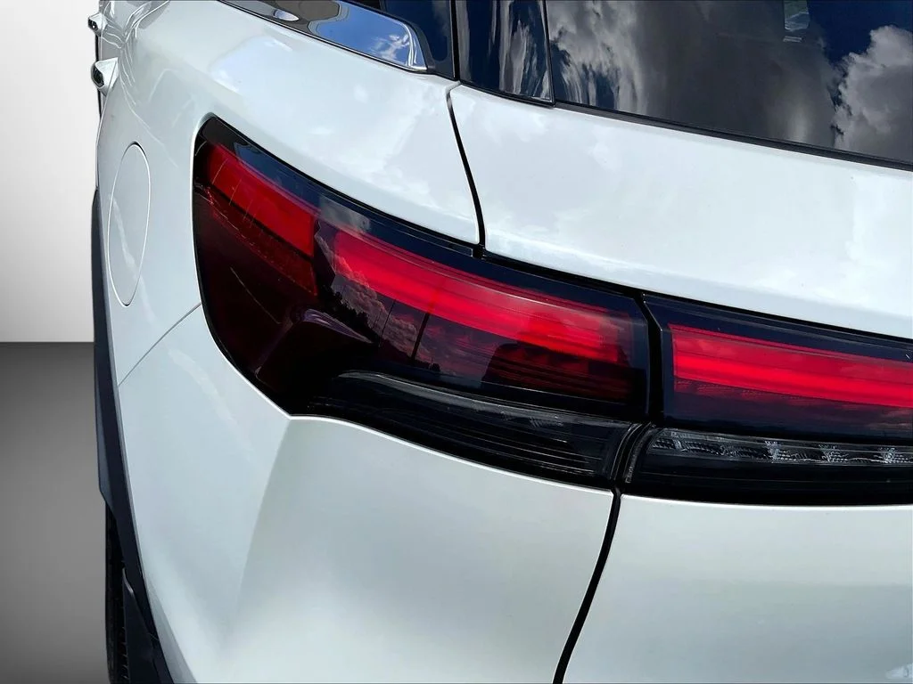 Used 2023 White INFINITI LUXE image 25