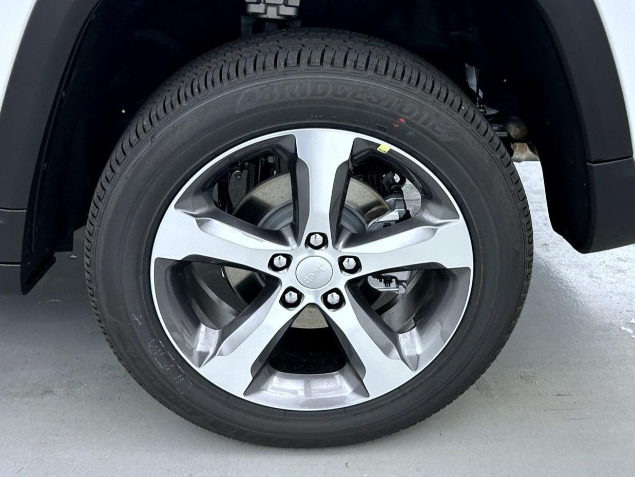 New 2026 Bright White Clear-Coat Exterior Paint Jeep Limited image 23