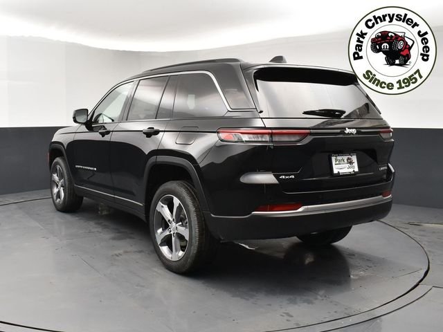 New 2026 Diamond Black Crystal Pearl-Coat Exterior Paint Jeep Limited image 4