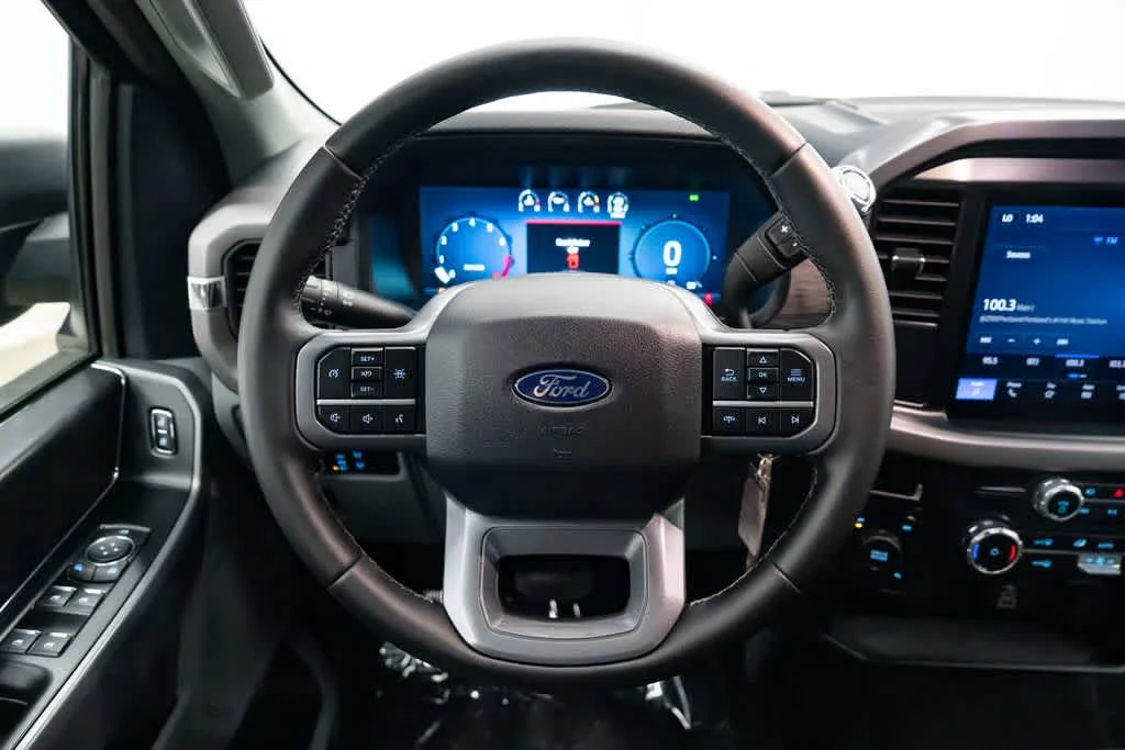 Used 2025 Agate Black Metallic Ford XLT image 15