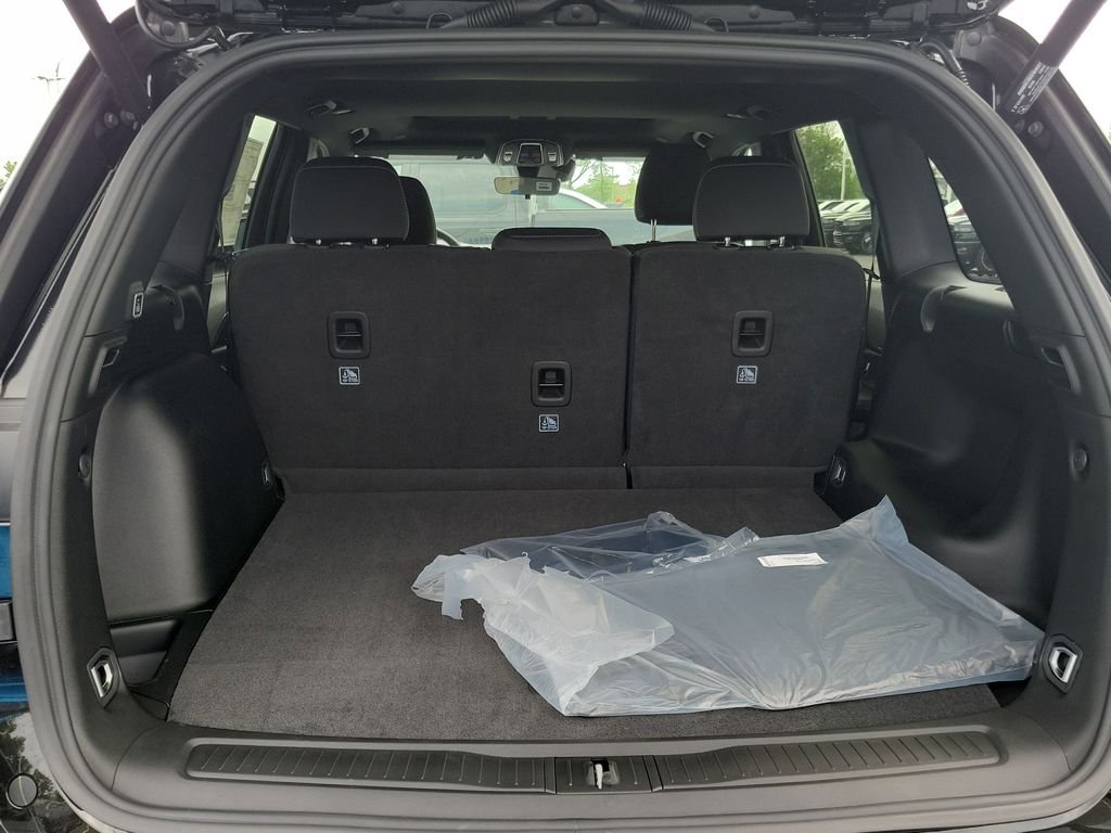 New 2026 Diamond Black Crystal Pearlcoat Jeep Laredo X image 8