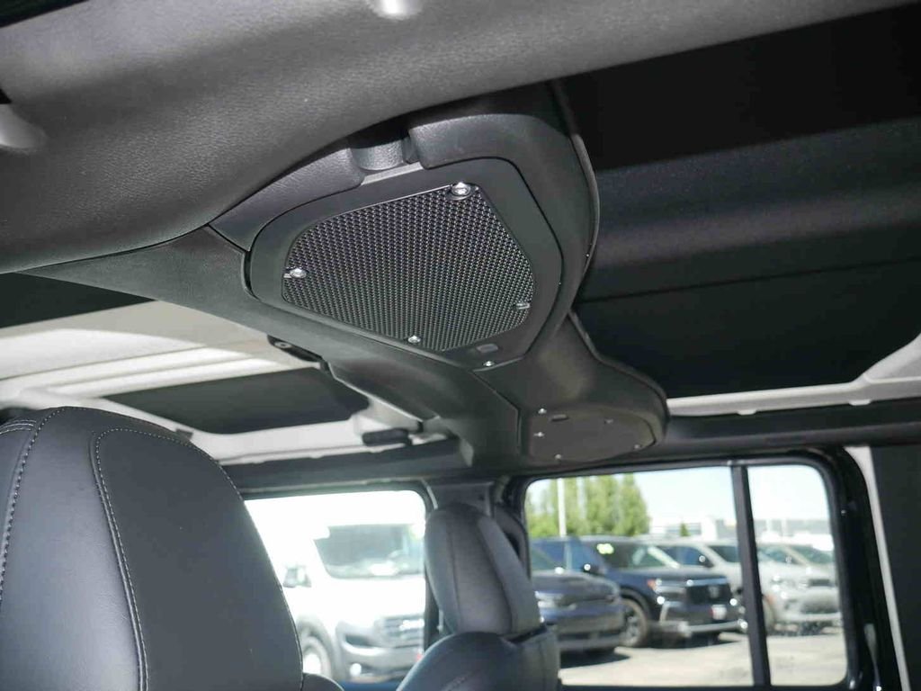New 2026 Black Clear-Coat Exterior Paint Jeep  image 16