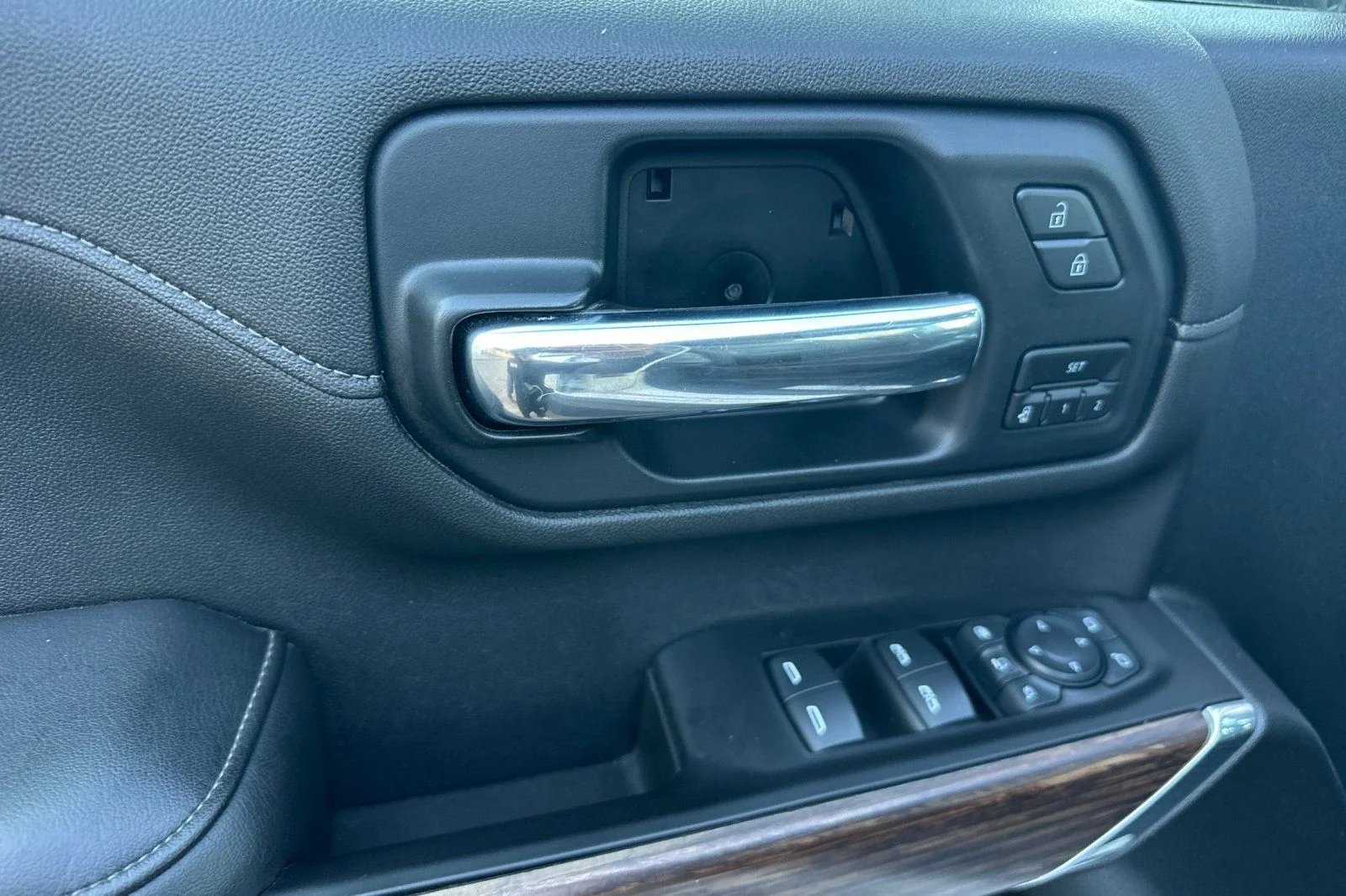 Used 2020 Iridescent Pearl Tricoat Chevrolet High Country image 10