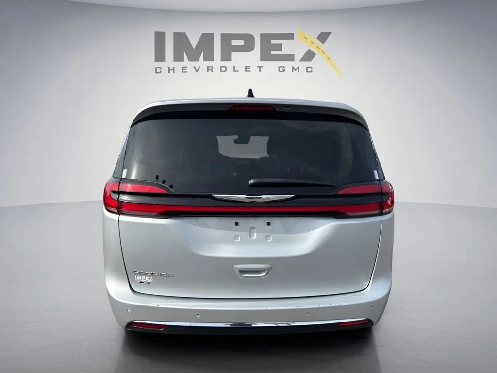 Used 2024 Silver Chrysler Touring L image 4
