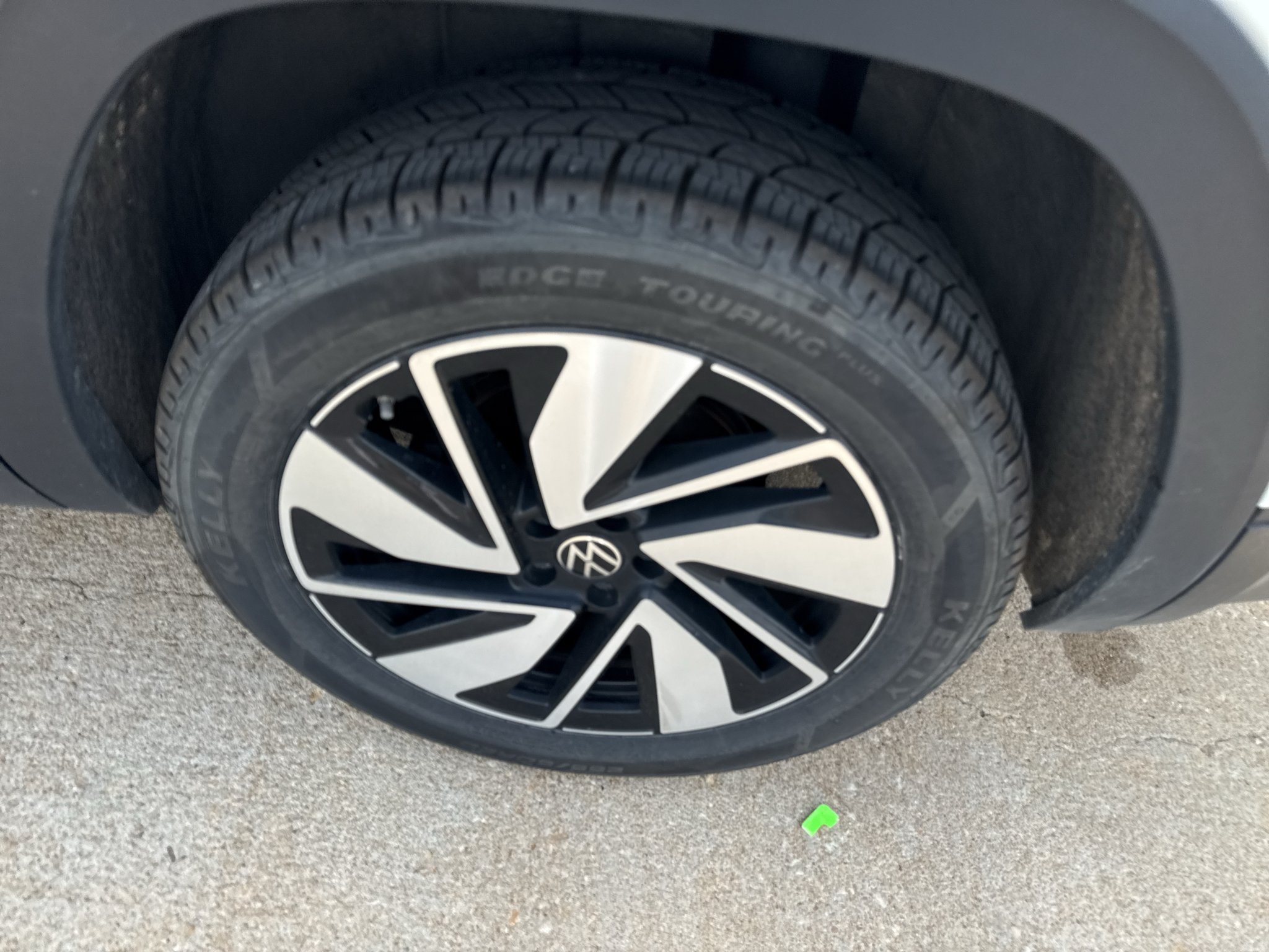 Used 2025 Pure White Volkswagen 2.0T SE w/Technology image 9