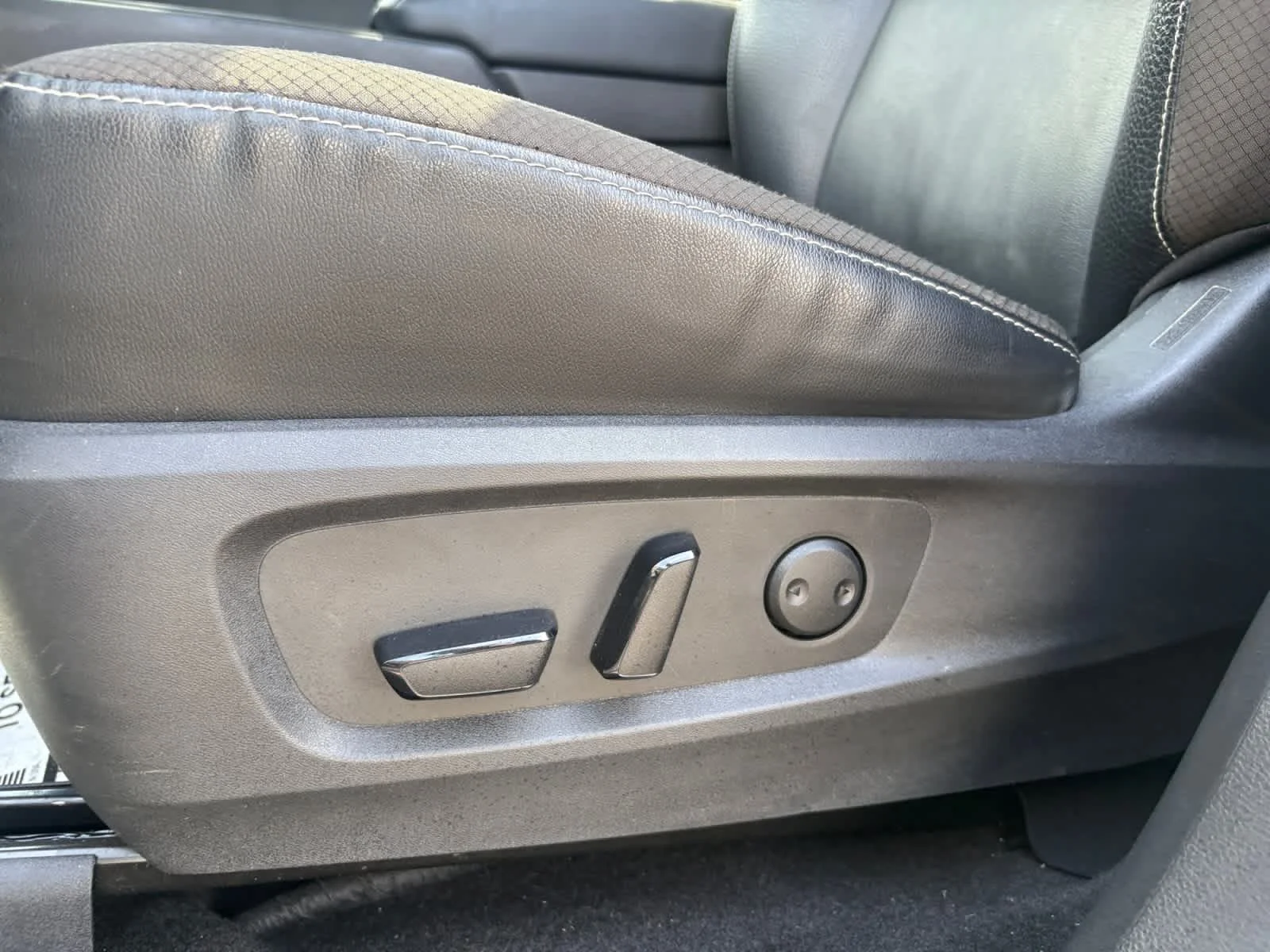 Used 2023 Pearl White Tricoat Nissan SL image 34