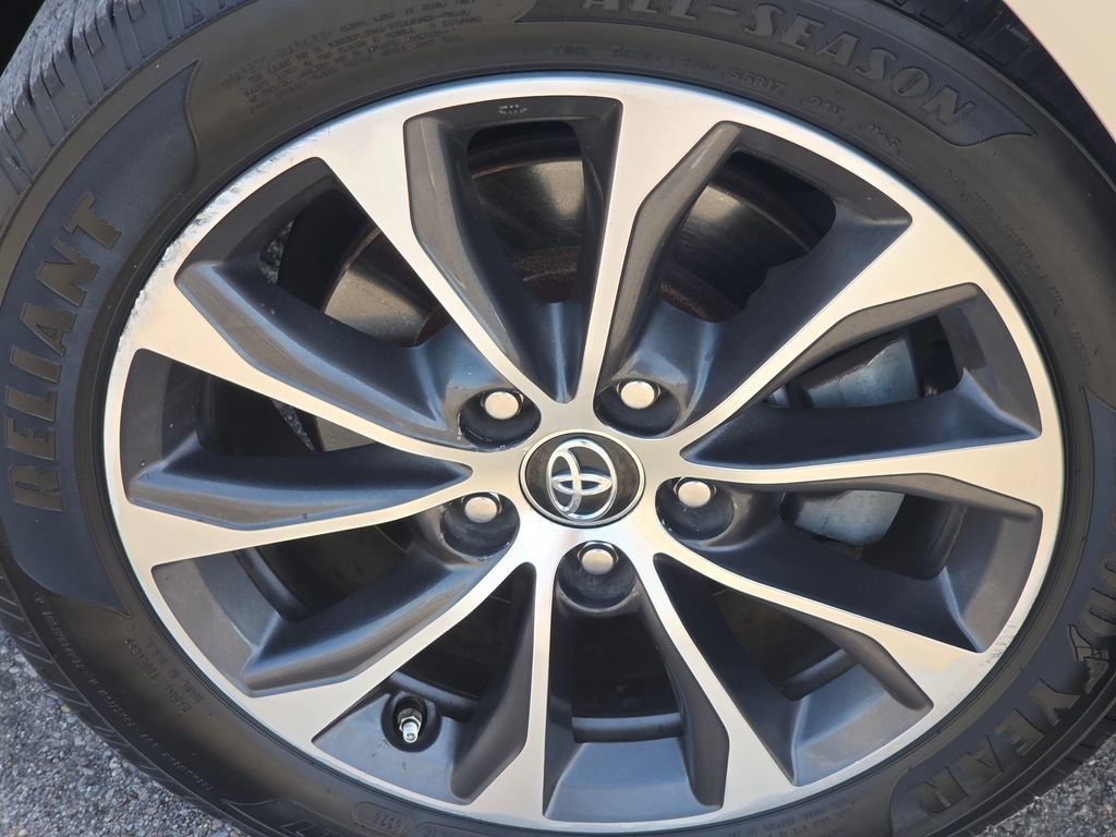 Certified Used 2018 Creme Brulee Toyota XLE Premium image 20
