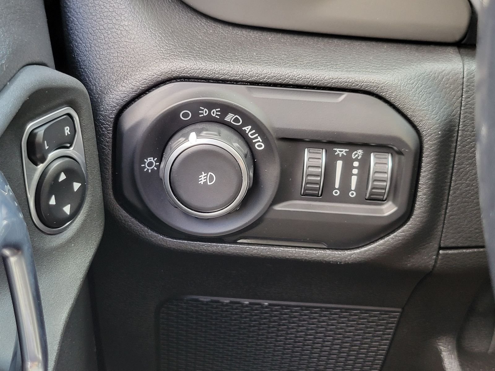 Used 2021 Silver Jeep Unlimited Sport S image 14