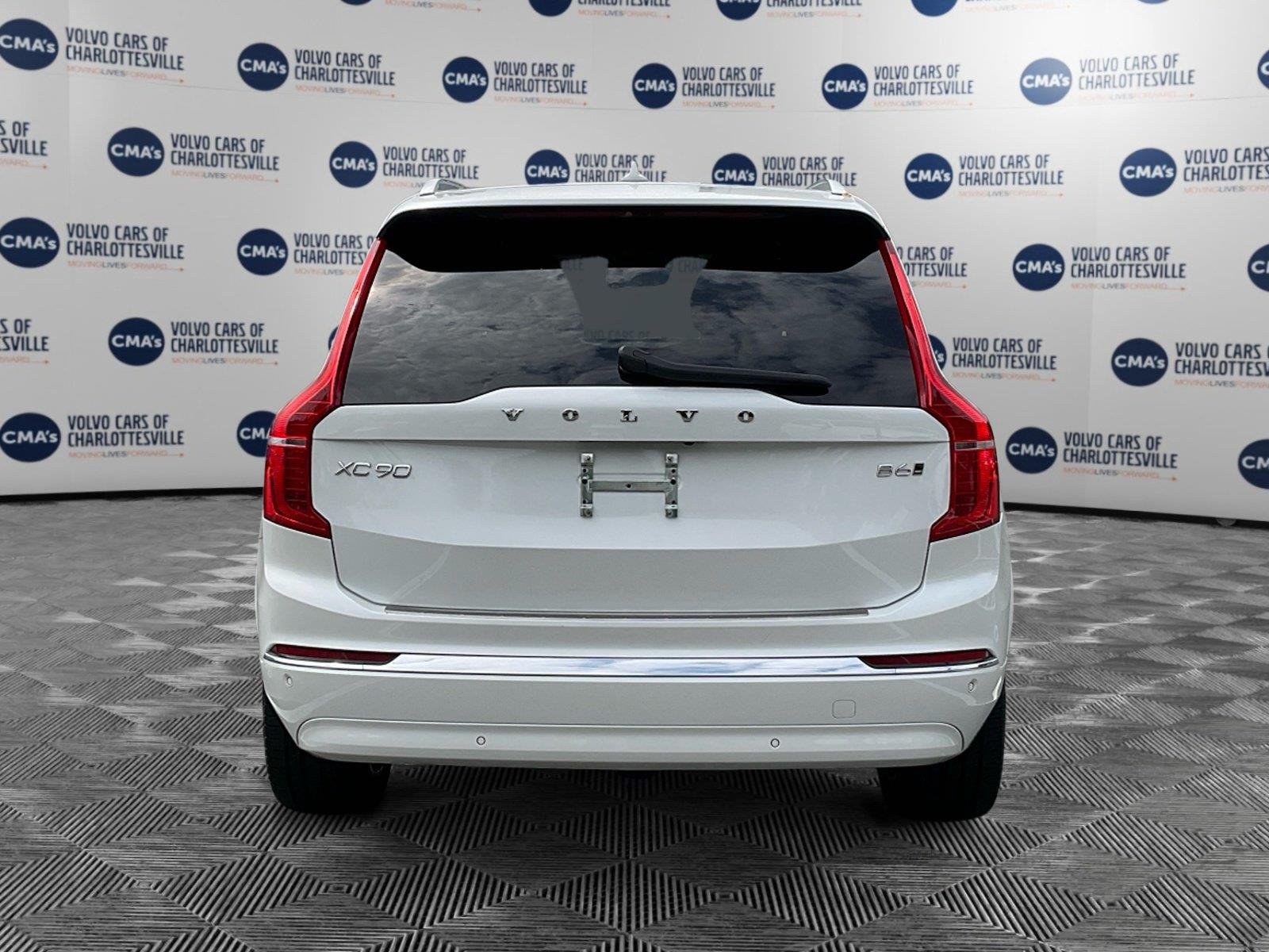 Used 2024 Crystal White Metallic Volvo Ultimate Bright Theme image 4