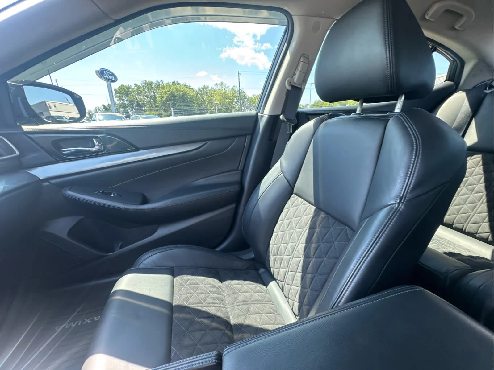 Used 2017 Brilliant Silver Nissan SR image 25