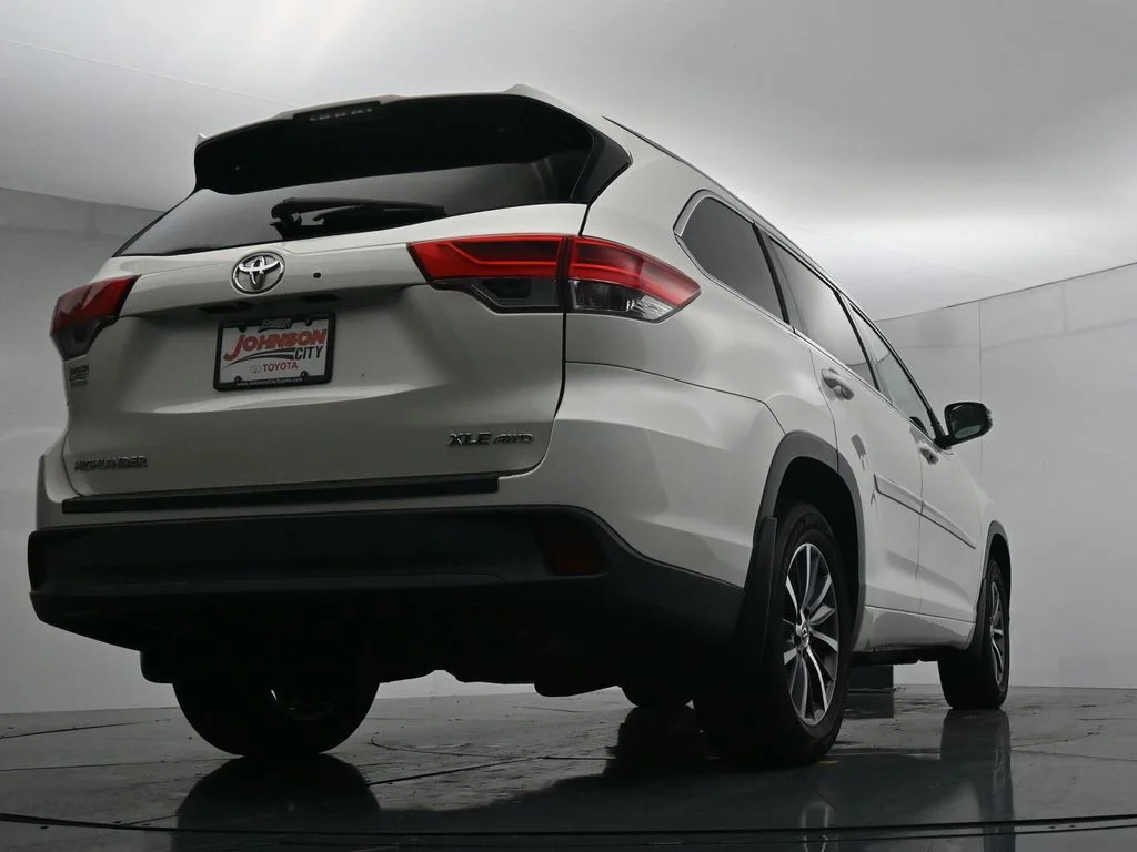 Used 2018 White Toyota XLE image 36