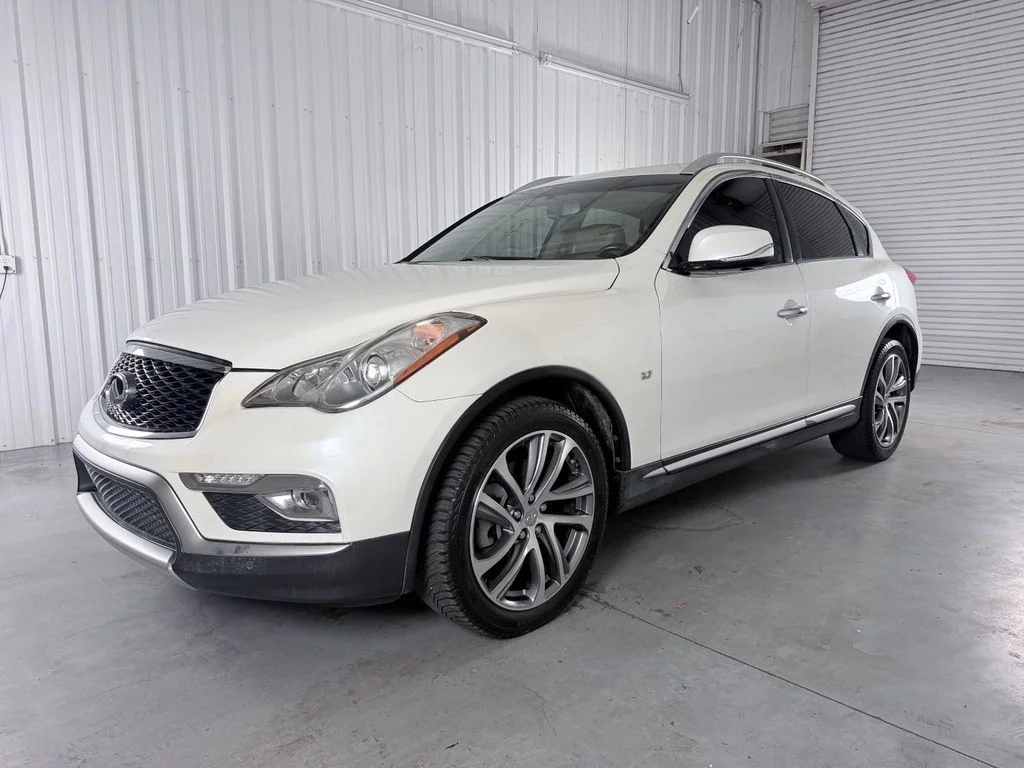 Used 2017 White INFINITI Base image 1