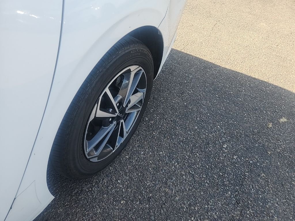 Used 2023 White Kia LXS image 9
