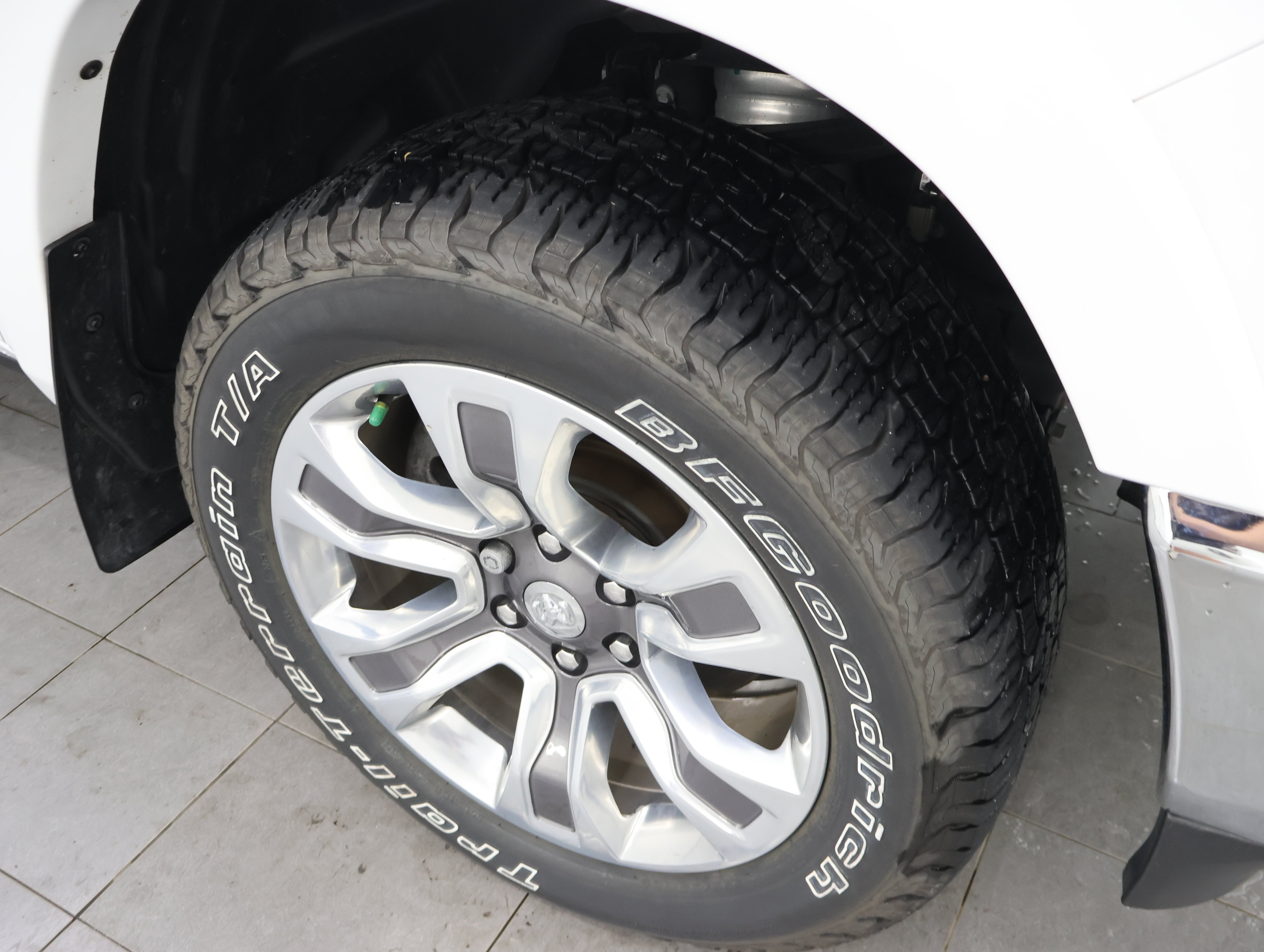 Used 2023 Bright White Clearcoat Ram 4x4 Crew Cab Limited: CREW-SHORT-LIMITED LVL 1-NAV-PANO-4WD-HEMI-360 CAM image 3