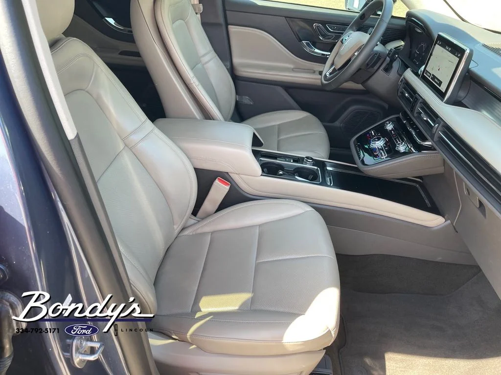 Used 2022 Blue Metallic Lincoln Standard image 18