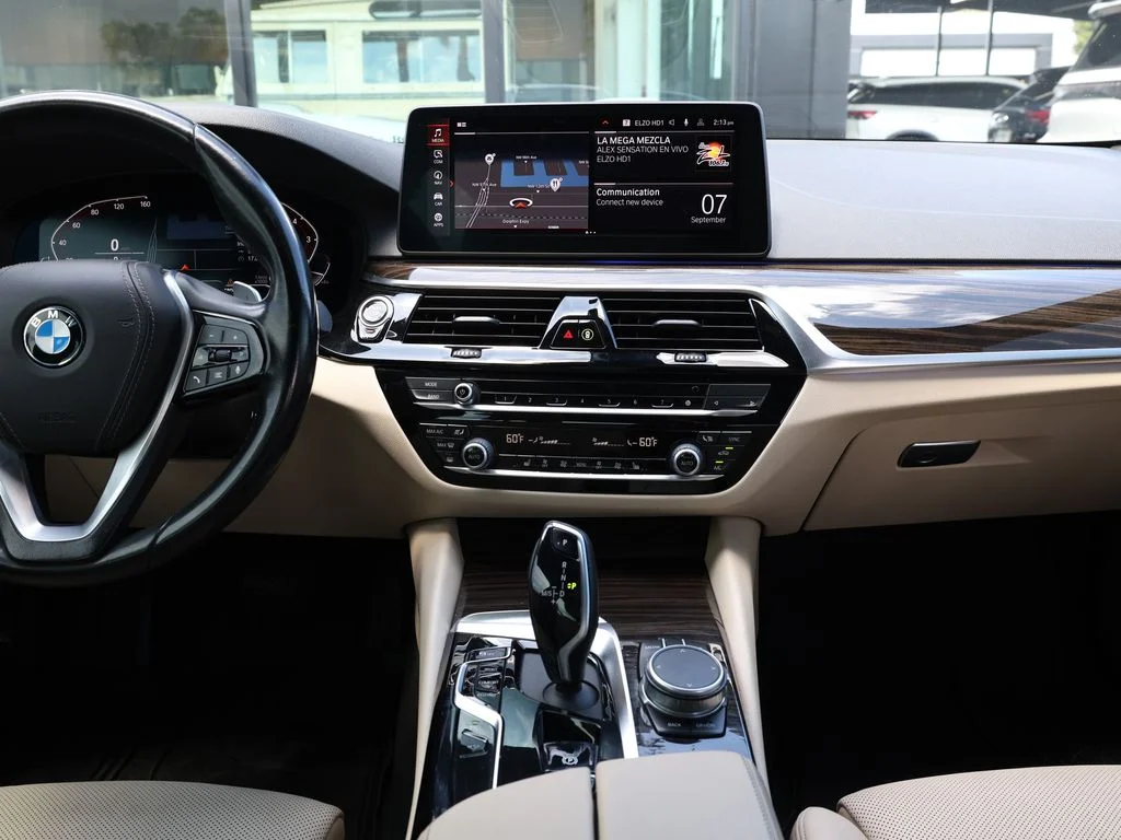 Used 2021 Gray BMW 530i xDrive image 27