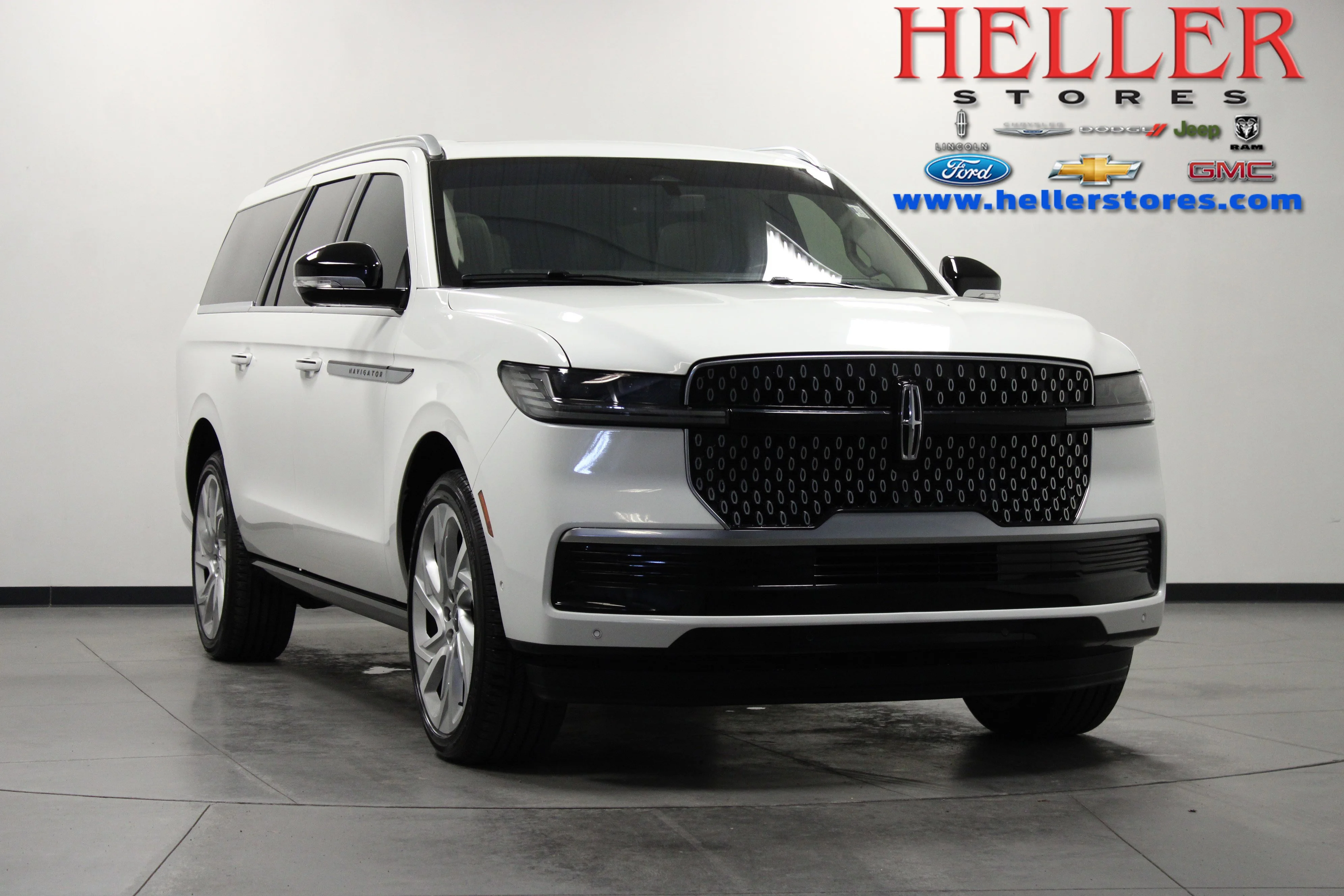 Used 2025 White Metallic Lincoln Reserve image 1
