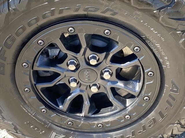 Used 2023 Granite Crystal Metallic Clearcoat Jeep Willys image 32