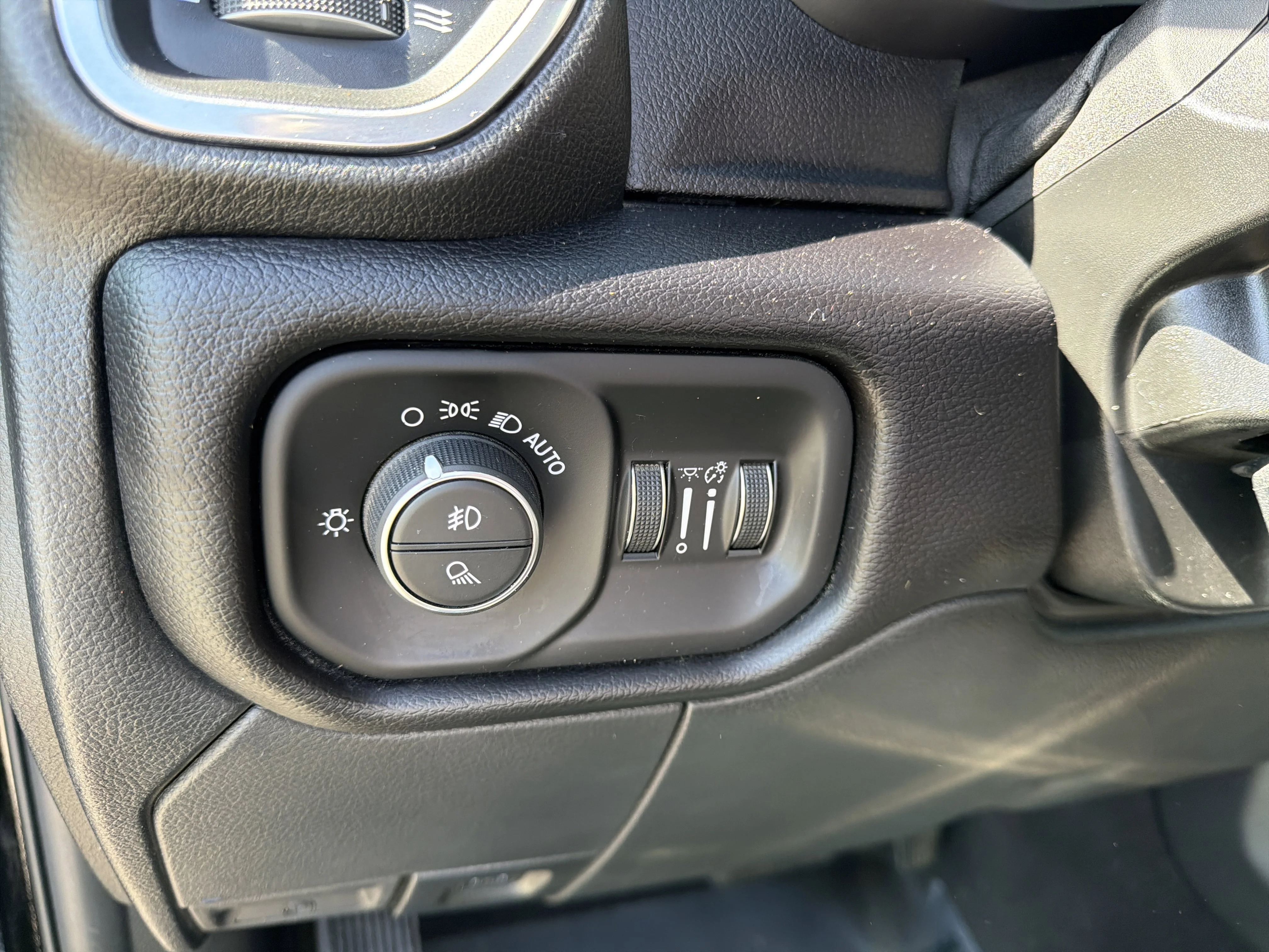 Used 2021 Diamond Black Crystal Pearlcoat Ram Laramie image 16