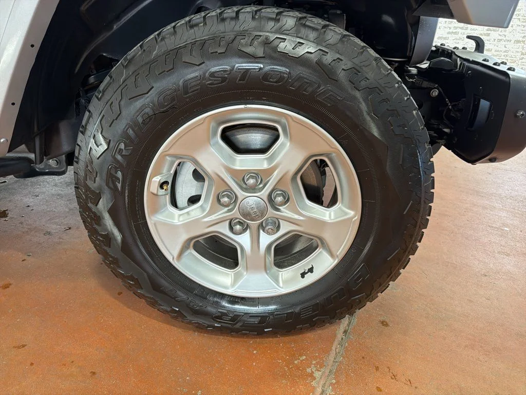 Used 2021 Silver Jeep Unlimited Sport image 10