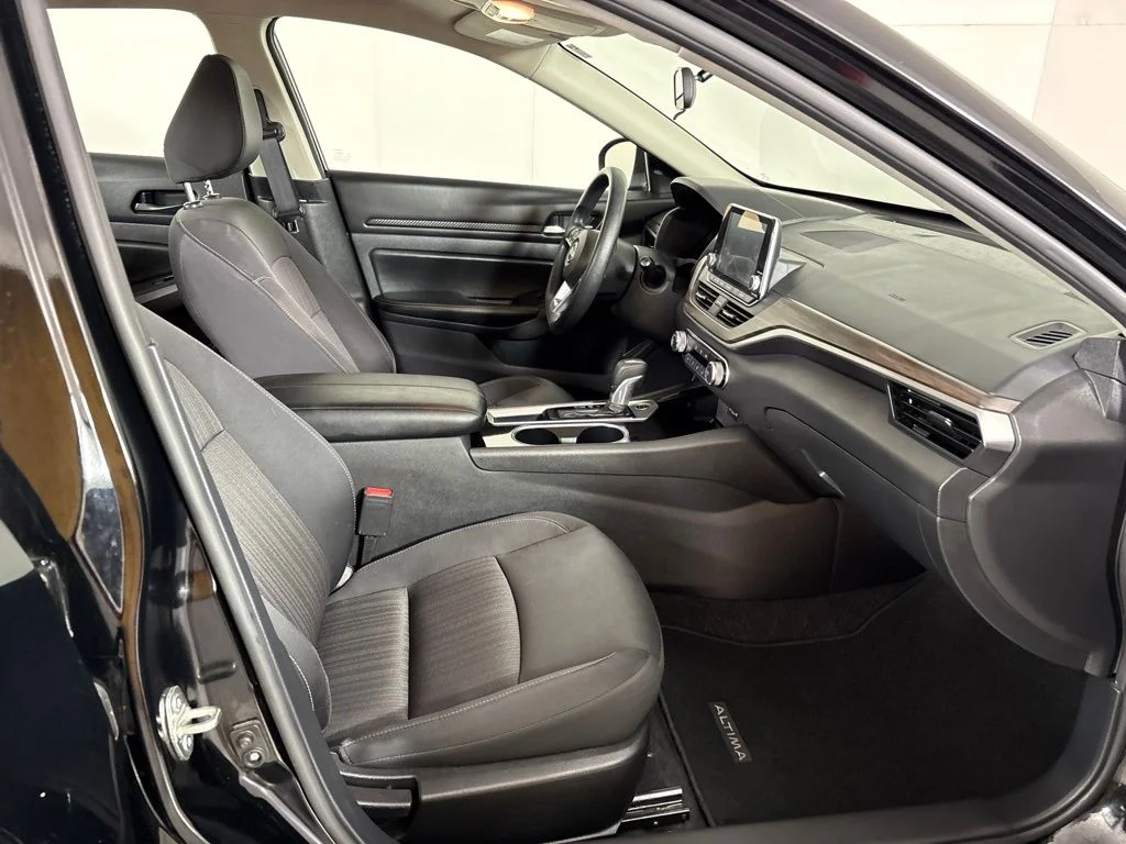 Used 2024 Black Nissan 2.5 SV image 18