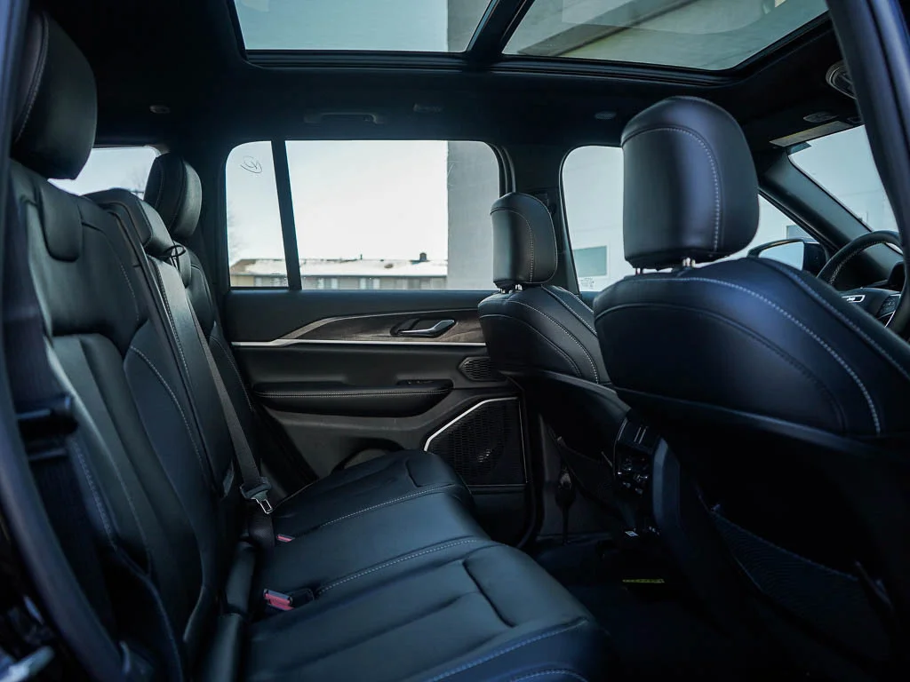 New 2026 Diamond Black Crystal Pearlcoat Jeep Limited image 13