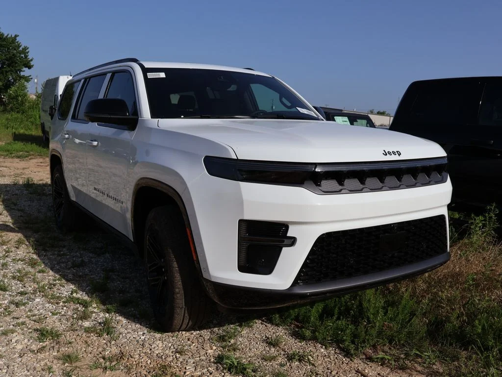 New 2026 Bright White Clear-Coat Exterior Paint Jeep Limited Reserve image 12