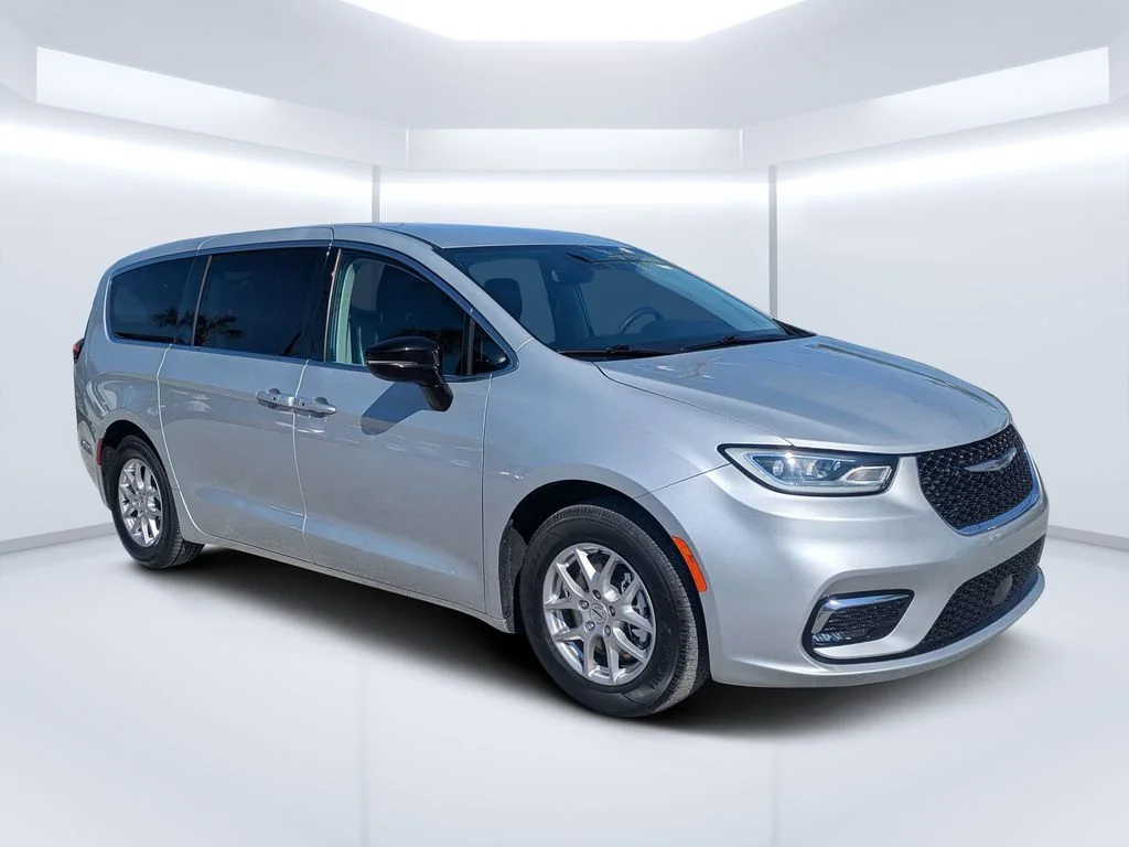 2024 Chrysler Pacifica Touring L's photo