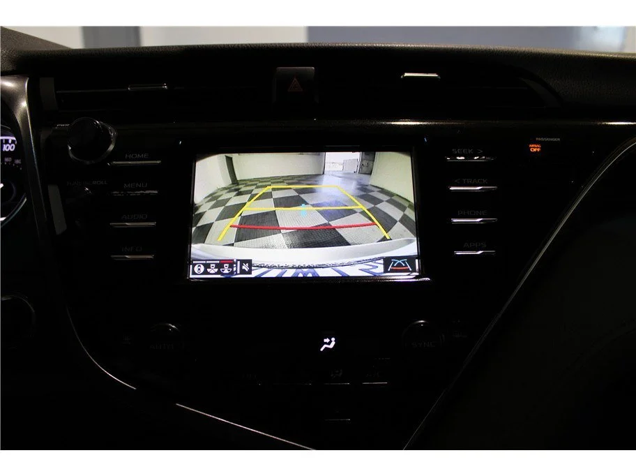 Used 2018 Silver Toyota XLE Sedan 4D image 27