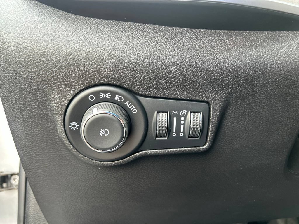 Used 2025 Silver Jeep Limited 4x4 image 21