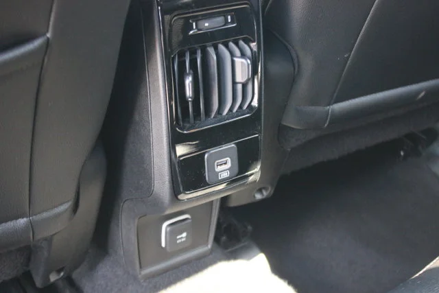 Used 2024 White Jeep Latitude image 23