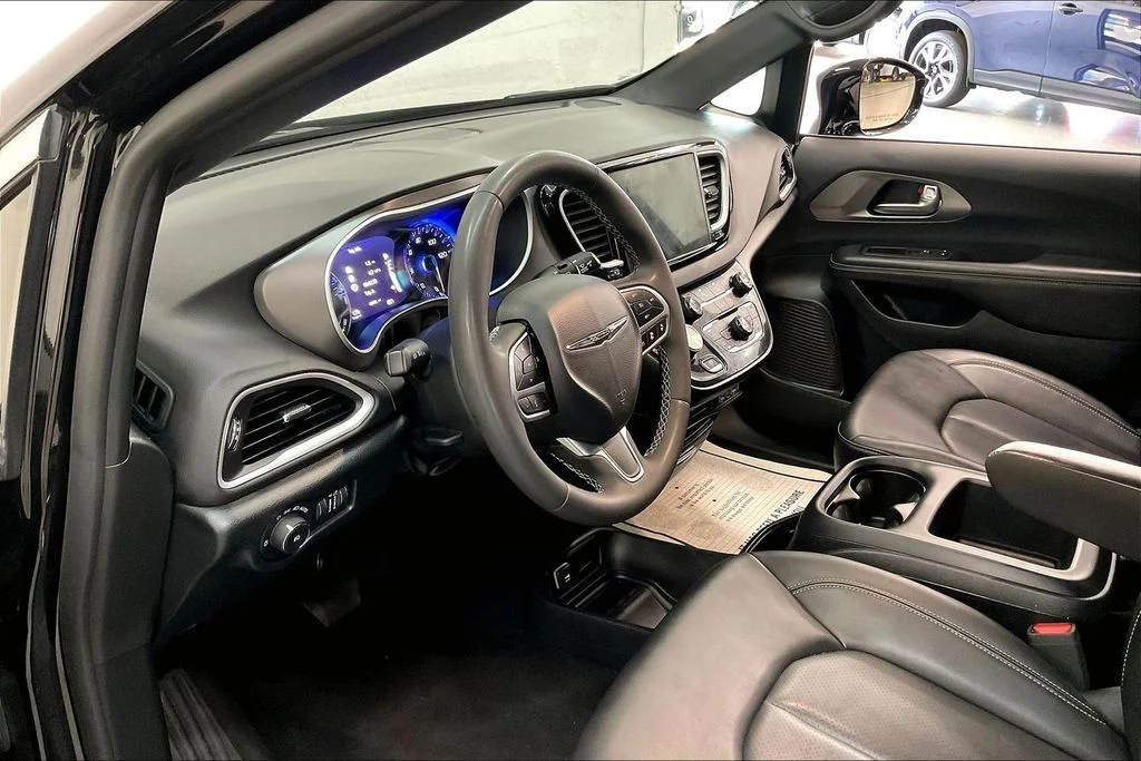 Used 2025 Black Chrysler Select image 12