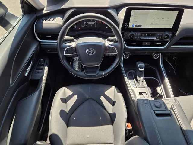 Used 2025  Toyota XLE image 14