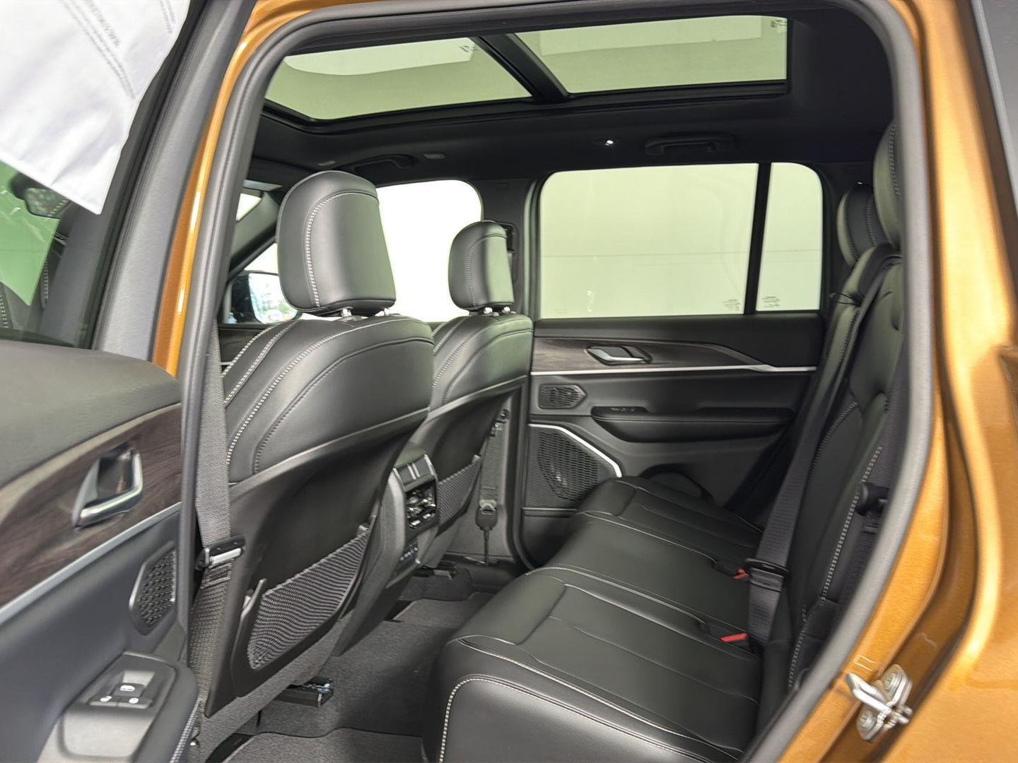 New 2026 Copper Shino Metallic Clear-Coat Exterior Paint Jeep Limited image 9