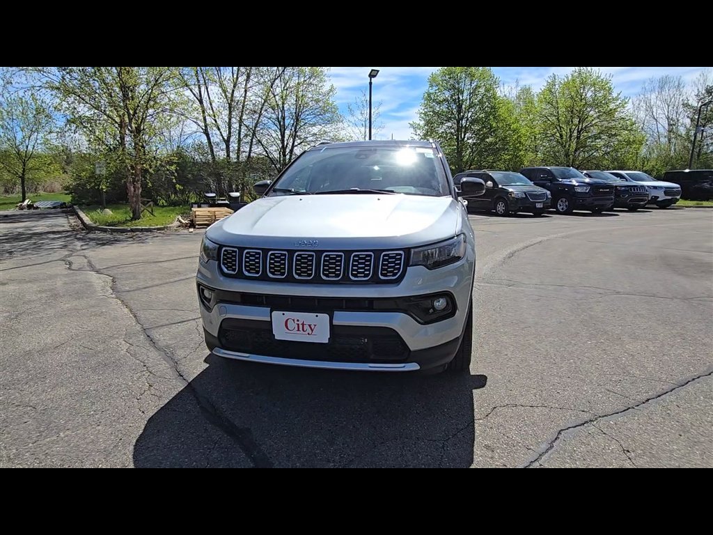 New 2026 Silver Zynith Metallic Clear-Coat Exterior Paint Jeep Limited image 4