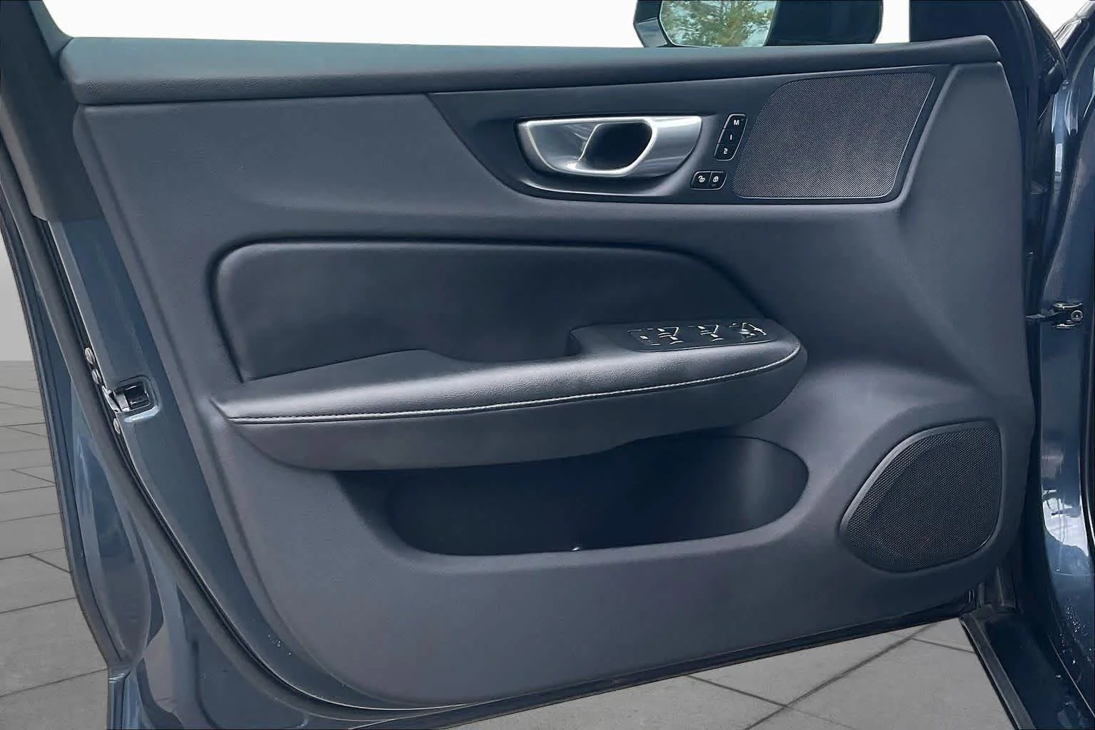 Used 2024  Volvo Core Dark Theme image 21