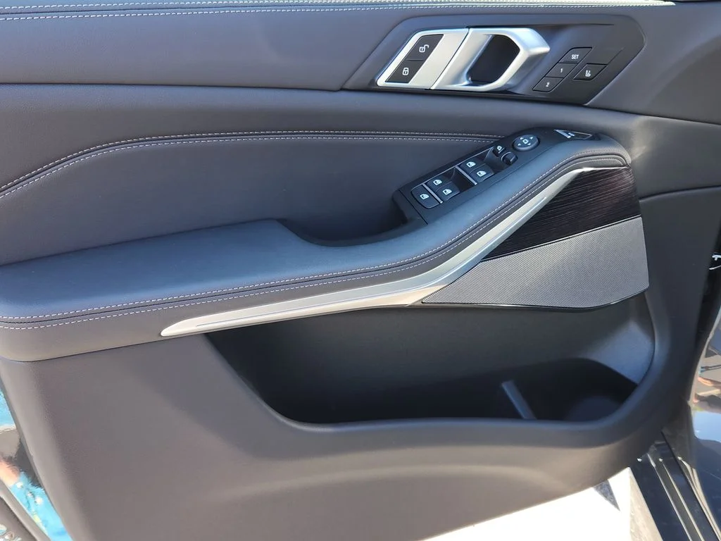 New 2026 Dravit Grey Metallic BMW xDrive40i image 8