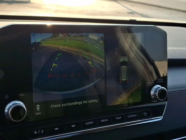 Used 2022  Mitsubishi  image 18