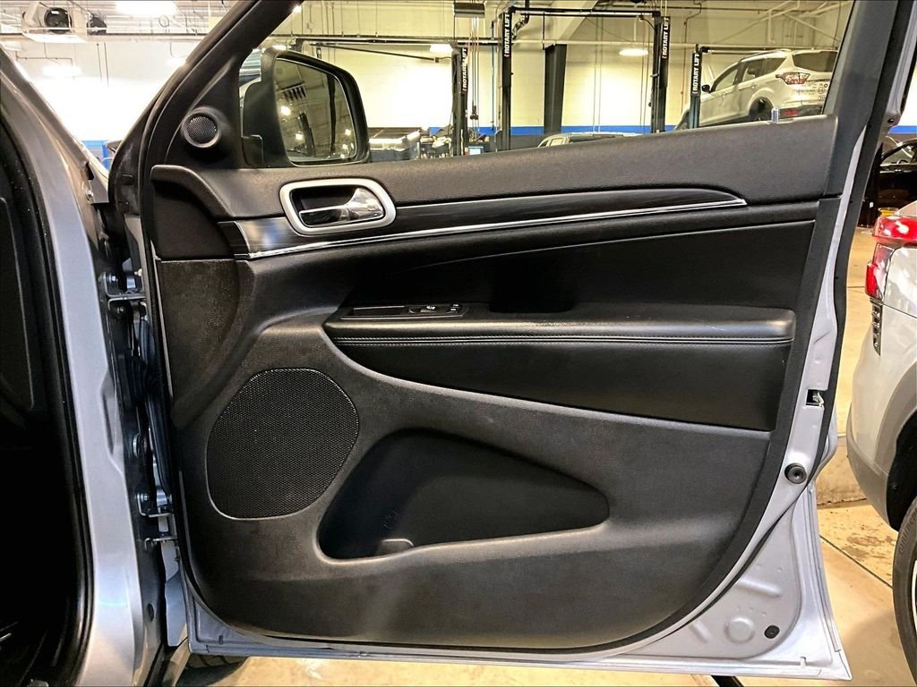 Used 2020 Silver Jeep Limited image 12