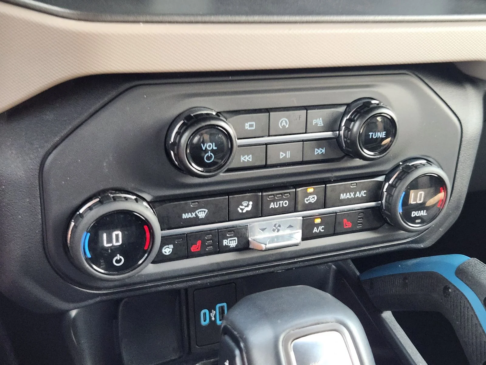 Used 2024 Gray Ford Wildtrak image 18