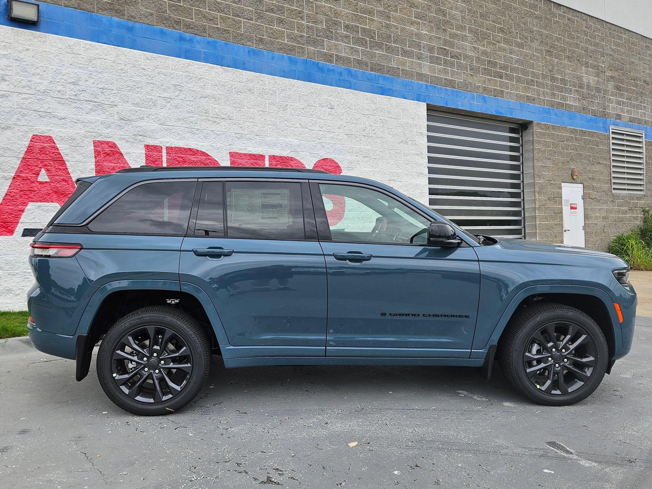 New 2026 Steel Blue Exterior Paint Jeep Limited Reserve image 8