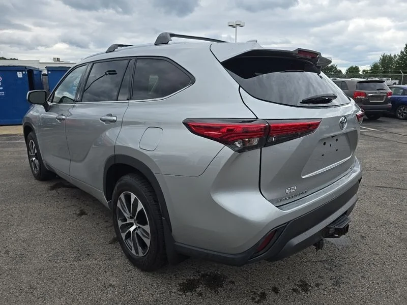 Used 2021 Silver Toyota XLE image 10