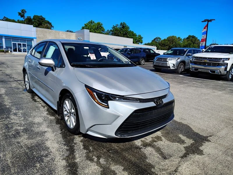 Used 2025 Silver Toyota LE image 3