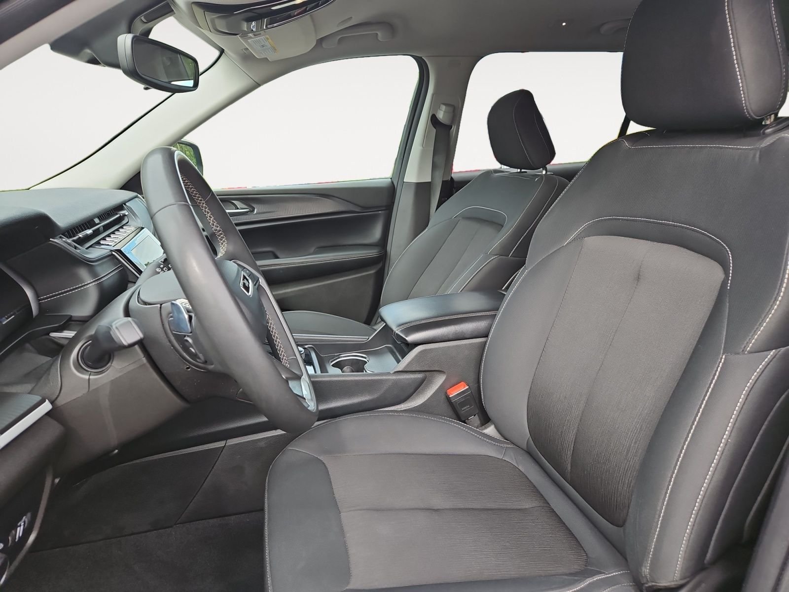 Used 2023 Gray Jeep Laredo image 9