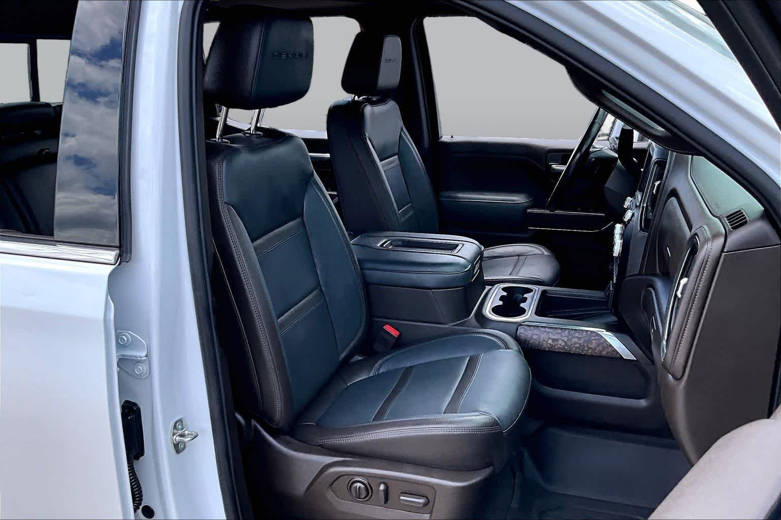 Used 2022 White Frost Tricoat GMC Denali image 9