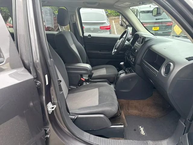 Used 2014 Granite Crystal Metallic Clearcoat Jeep Latitude image 9